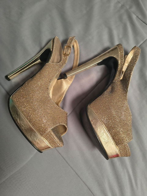 Zapatillas de tacón alto doradas con glitter para fiesta