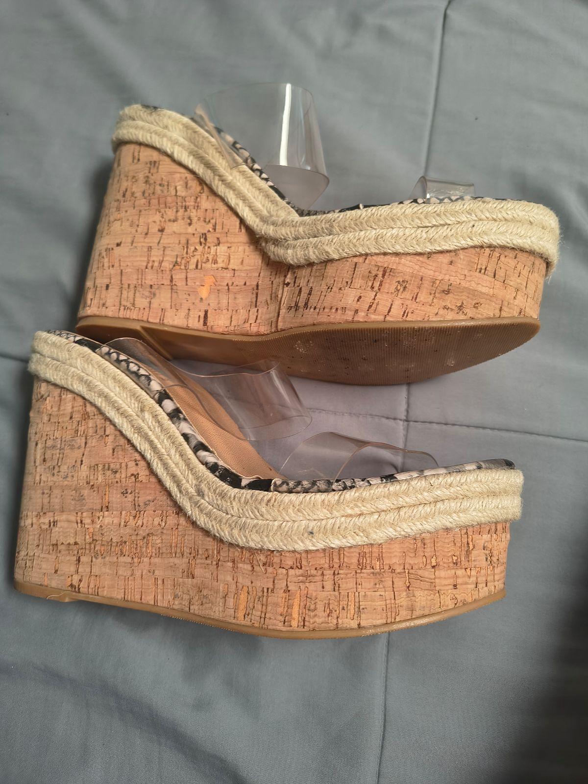 Plataforma de corcho con tiras transparentes estilo serpiente