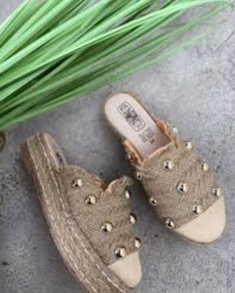Sandalias estilo sueco beige con tachuelas metálicas doradas