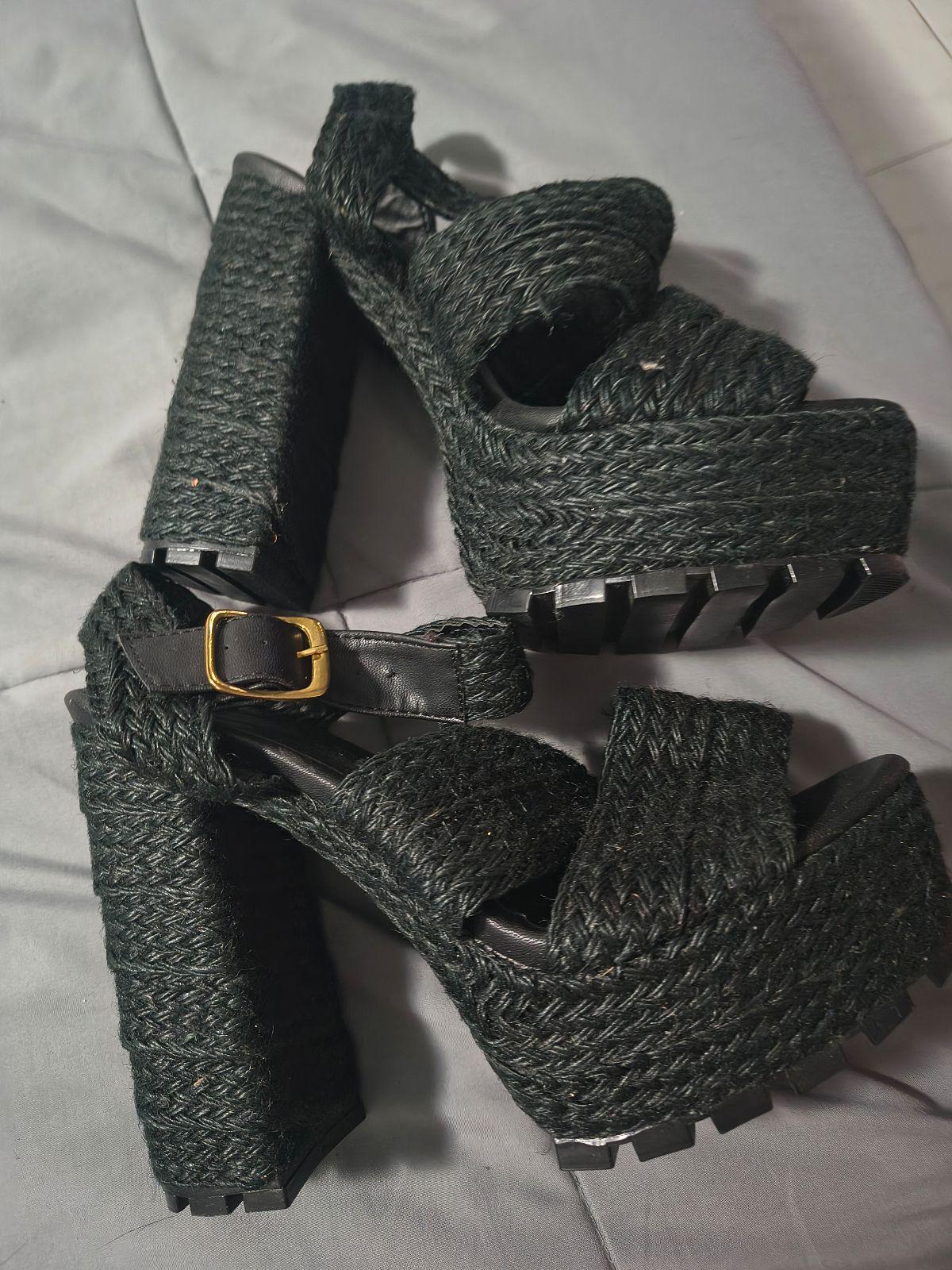 Sandalias negras de plataforma con tacón ancho