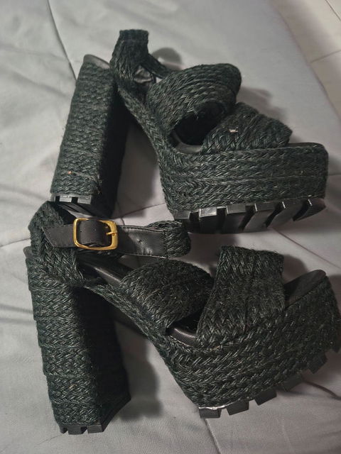 Sandalias negras de plataforma con tacón ancho