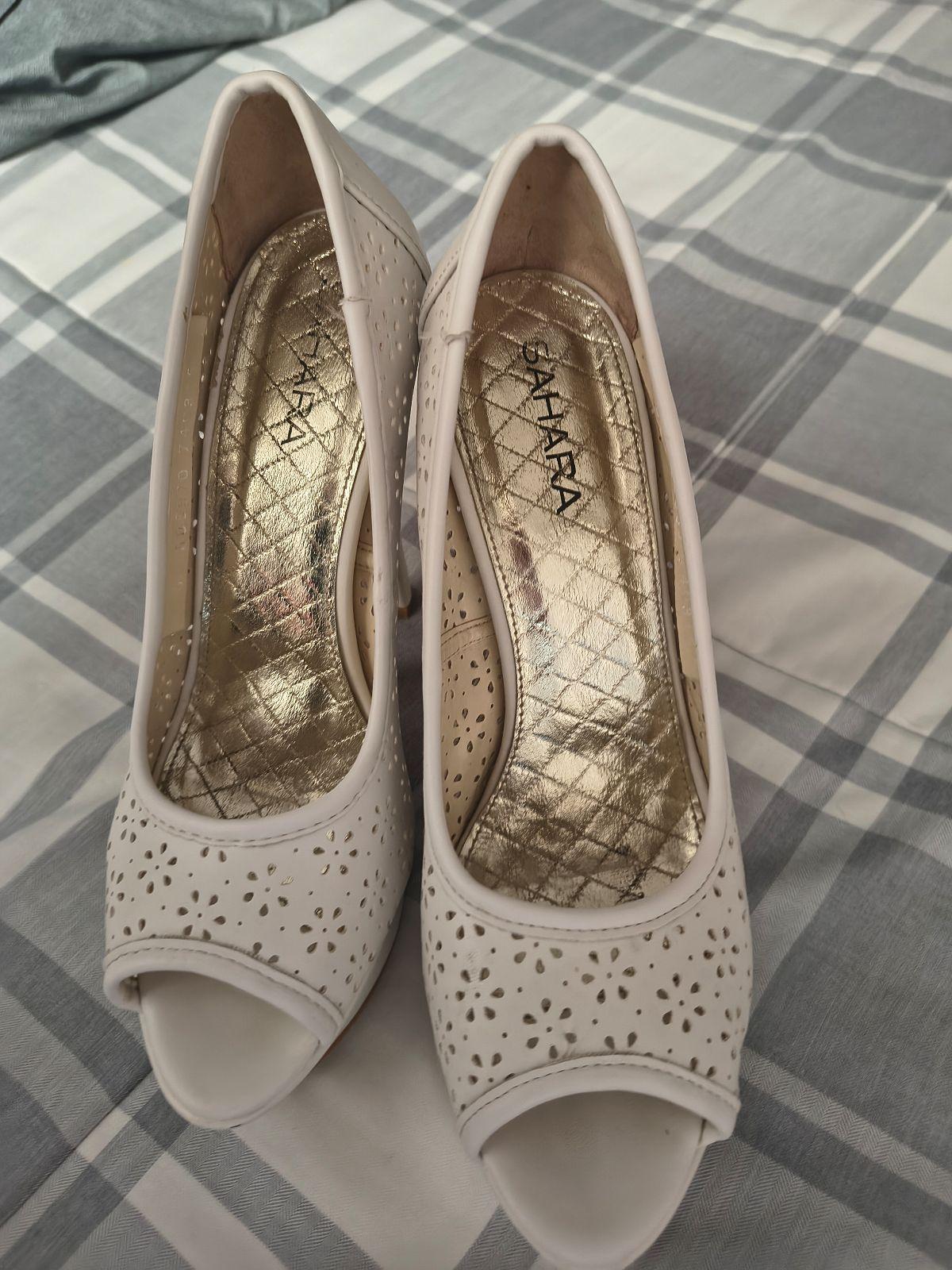 Zapatillas color beige cómodas y elegantes