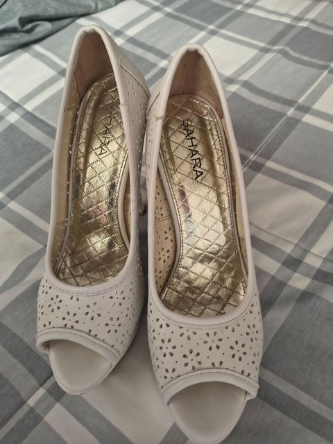 Zapatillas color beige cómodas y elegantes