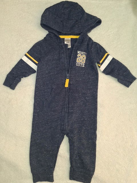 Mameluco de Bebé talla 6- m con Capucha y Bolsillos