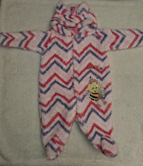 Pijama de peluche para bebé con capucha
