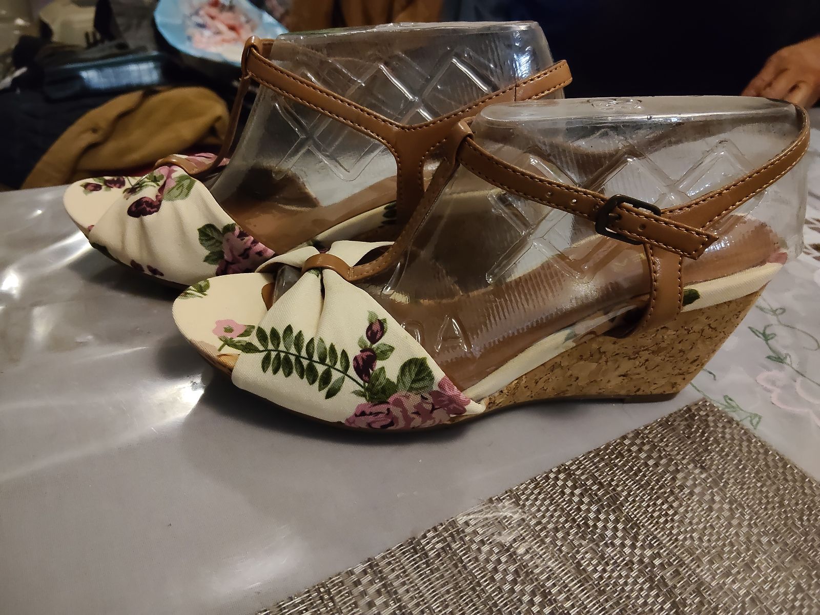 Sandalias de tacón con diseño floral