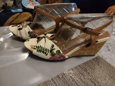 Sandalias de tacón con diseño floral