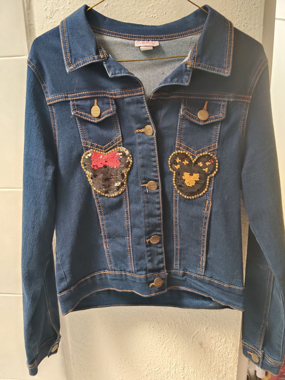 Chamarra de mezclilla junior con bordados de Mickey y Minnie
