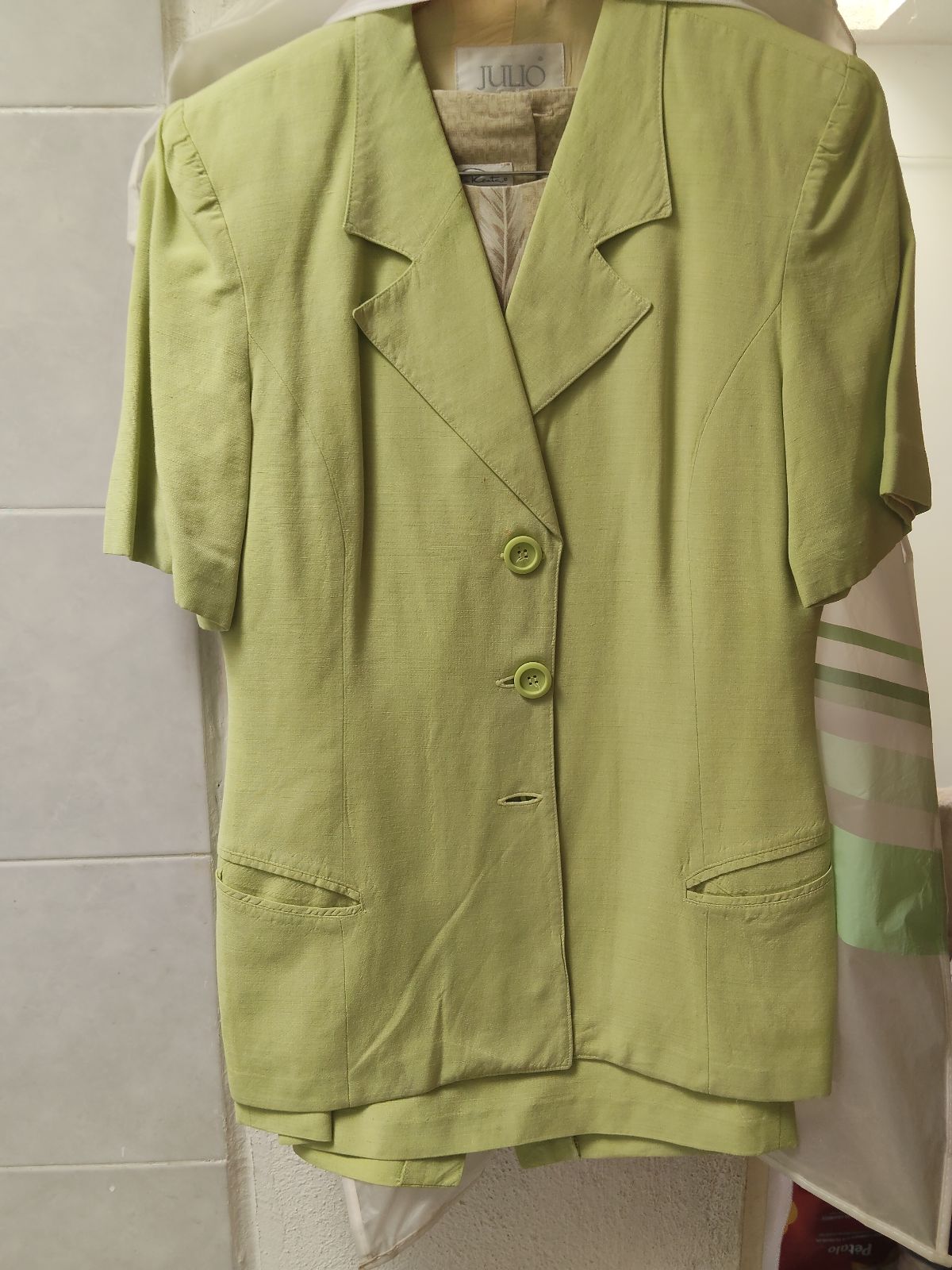 Traje verde claro de mujer marca Julio