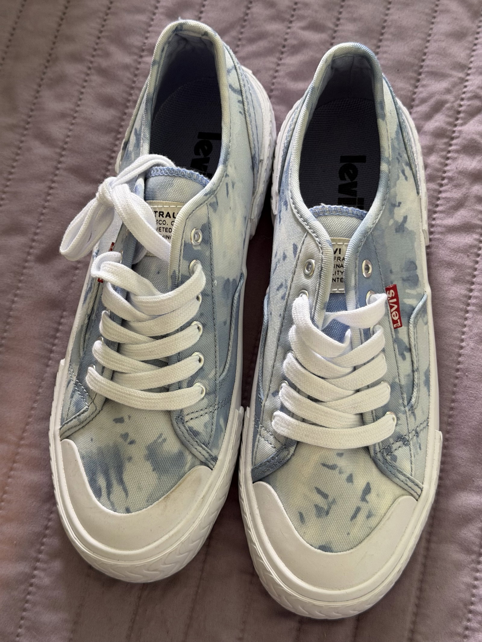 Tenis Levi’s modernos de color azul claro