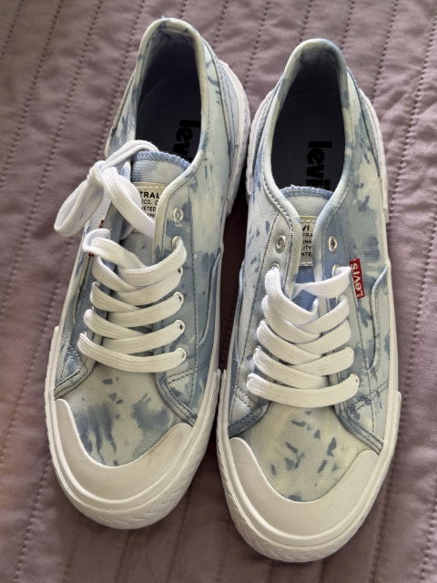Tenis Levi’s modernos de color azul claro
