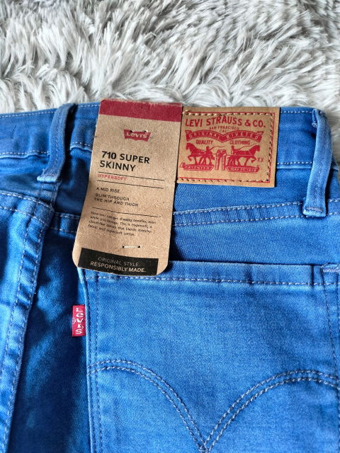 Jeans Levi's 710 Super Skinny - Talla 26x30 - Nuevos