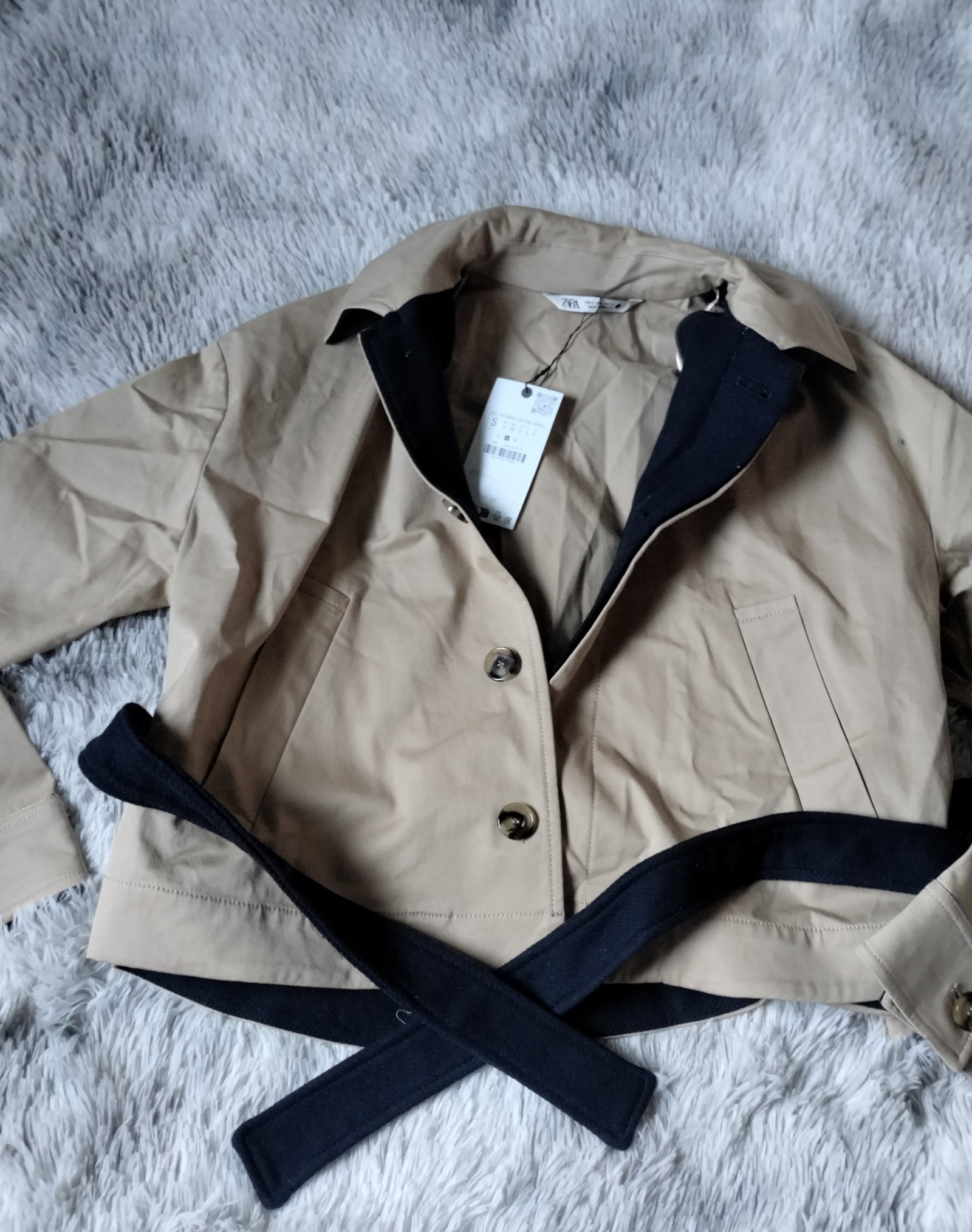 Gabardina corta Zara 