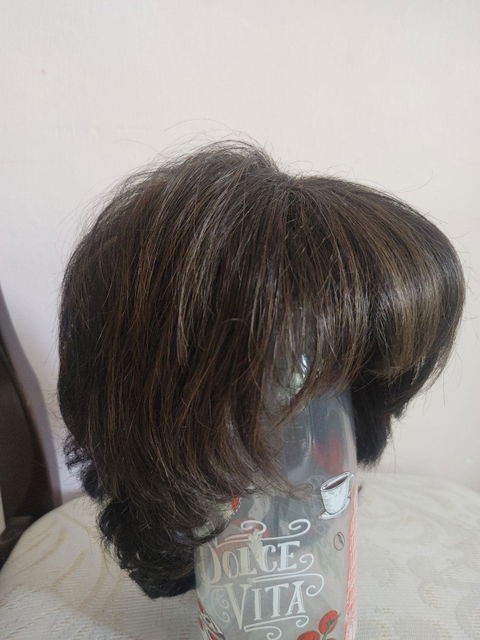 Peluca ligera corte en capa color chocolate