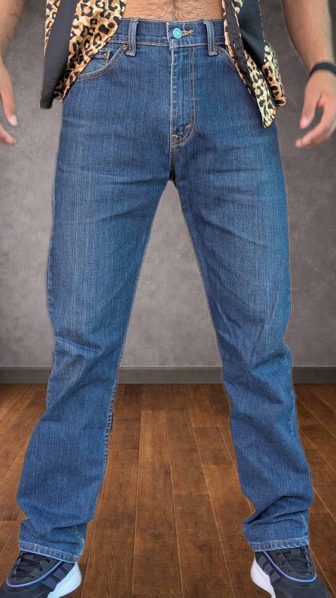 Pantalón Levis Original de Mezclilla Azul Fuerte en Buen Estado
