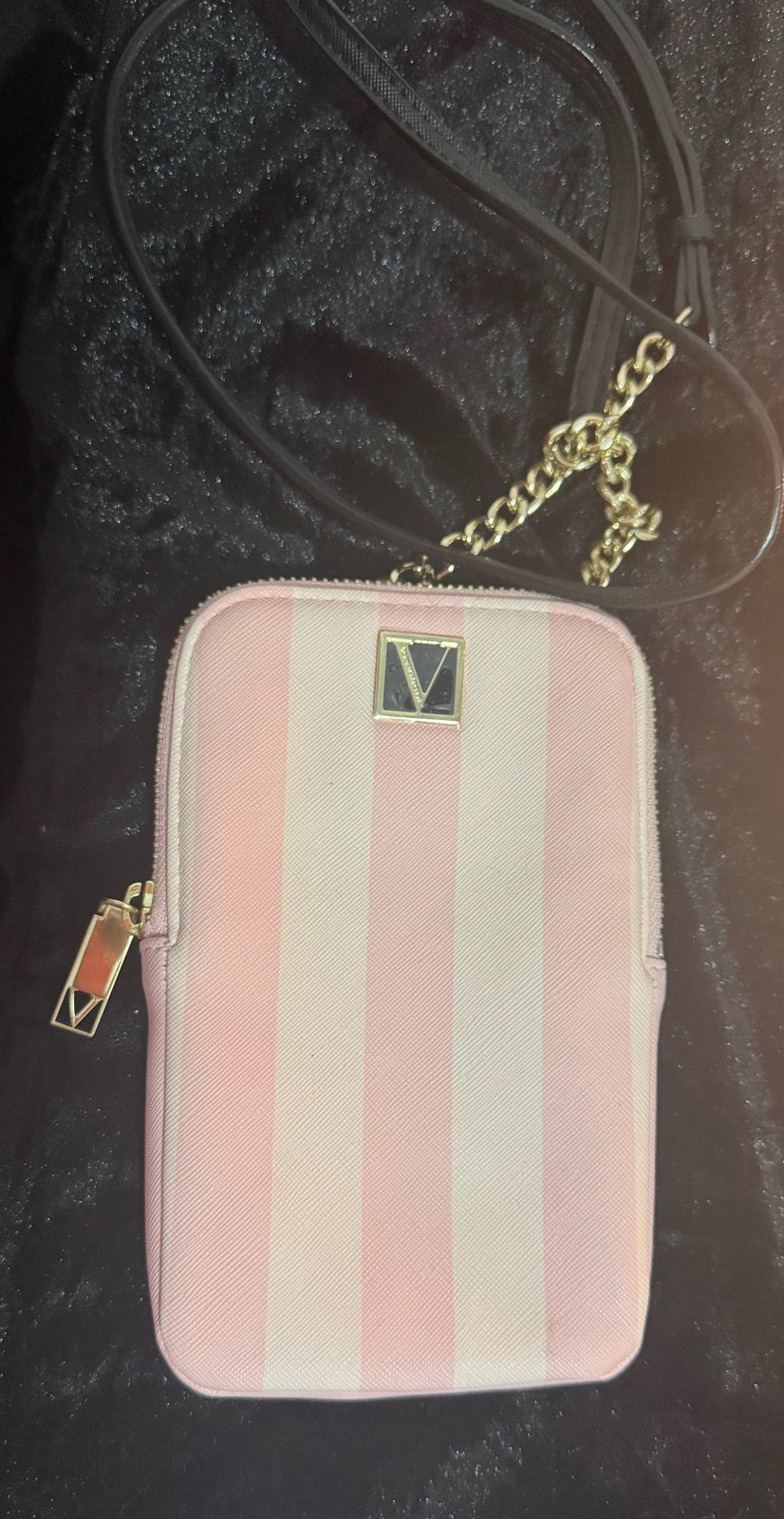 Bolsa Victoria Secret con cadena dorada