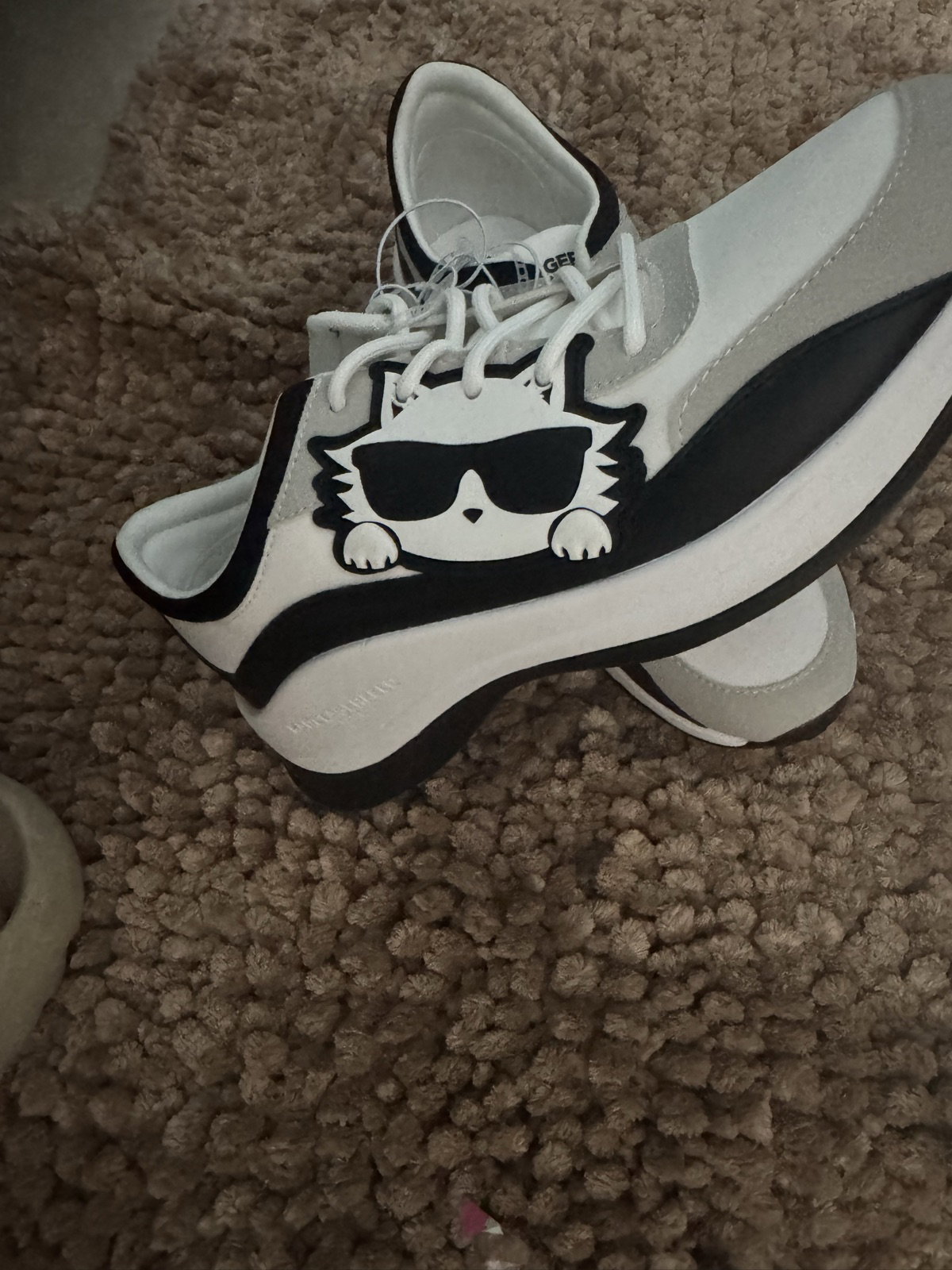 Tenis Karl con diseño divertido y cómodo