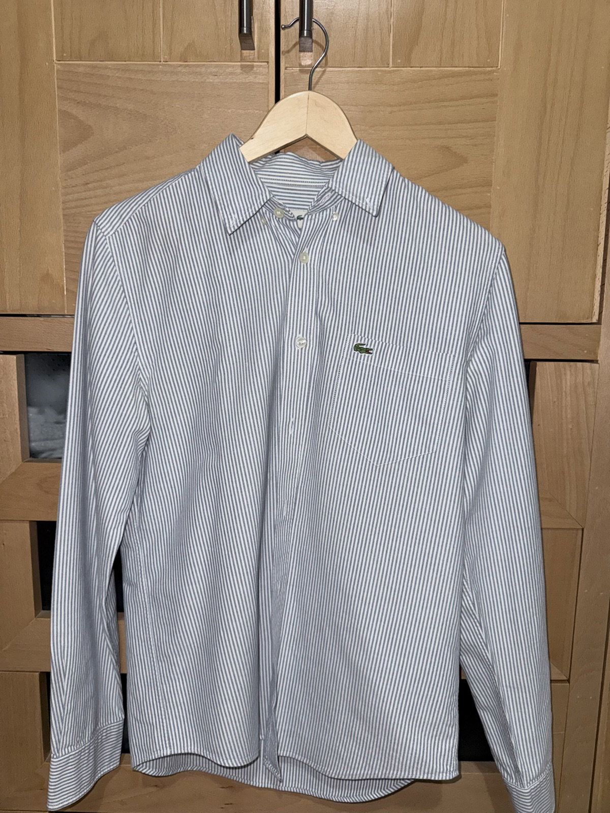 Camisa de manga larga Lacoste con rayas finas azules