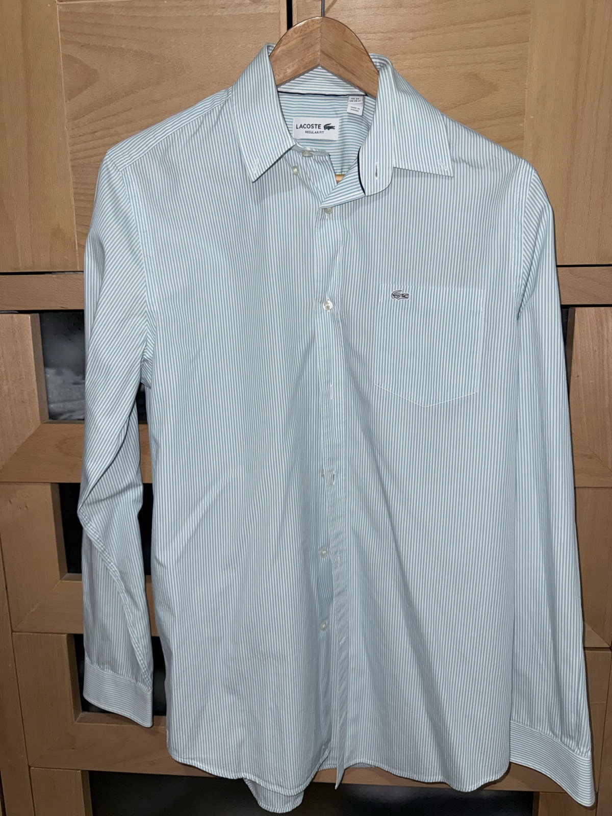 Camisa Lacoste de rayas azul claro, talla s adulto 