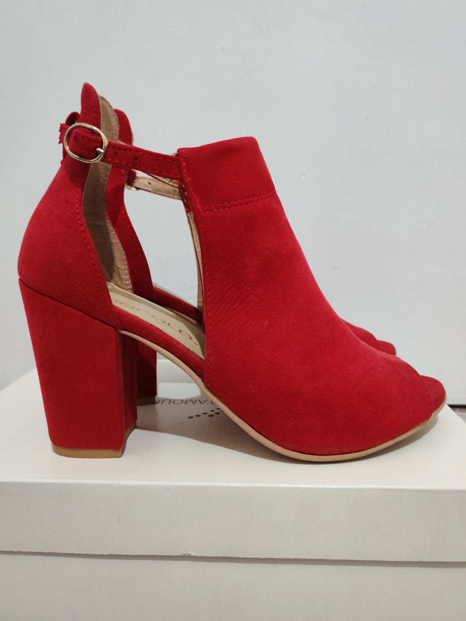 Botines Abiertos de Tacón Rojo Charolo