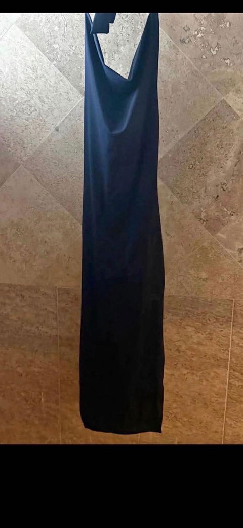 Vestido largo negro y verde con detalles elegantes