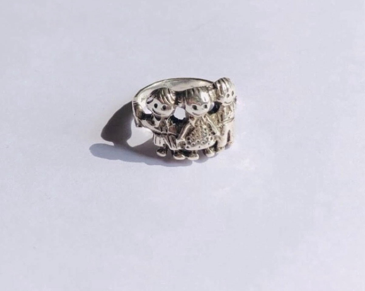Anillo de Plata Talla #7 con Diseño de Niños