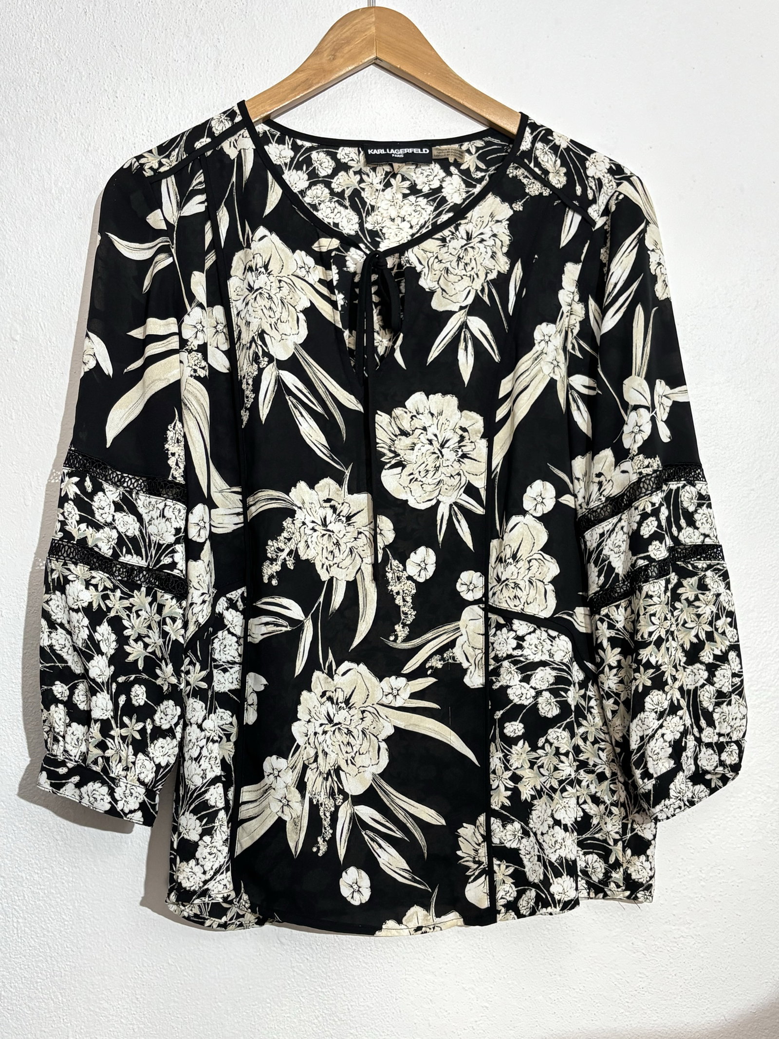 Blusa Karl Lagerfeld Floral Negra