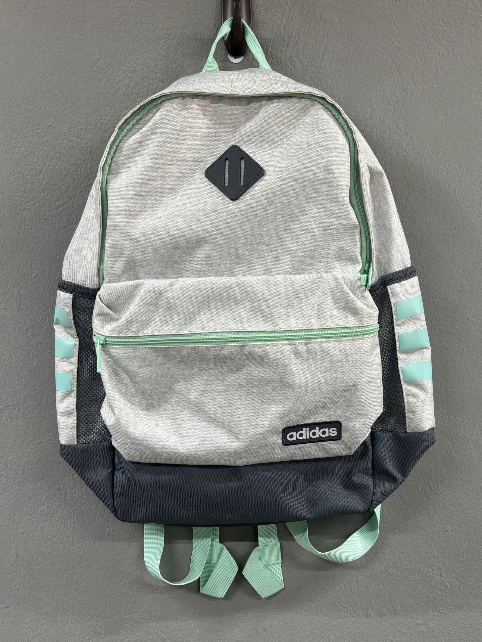 Mochila Adidas Gris con Verde - Like New