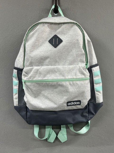 Mochila Adidas Gris con Verde - Like New