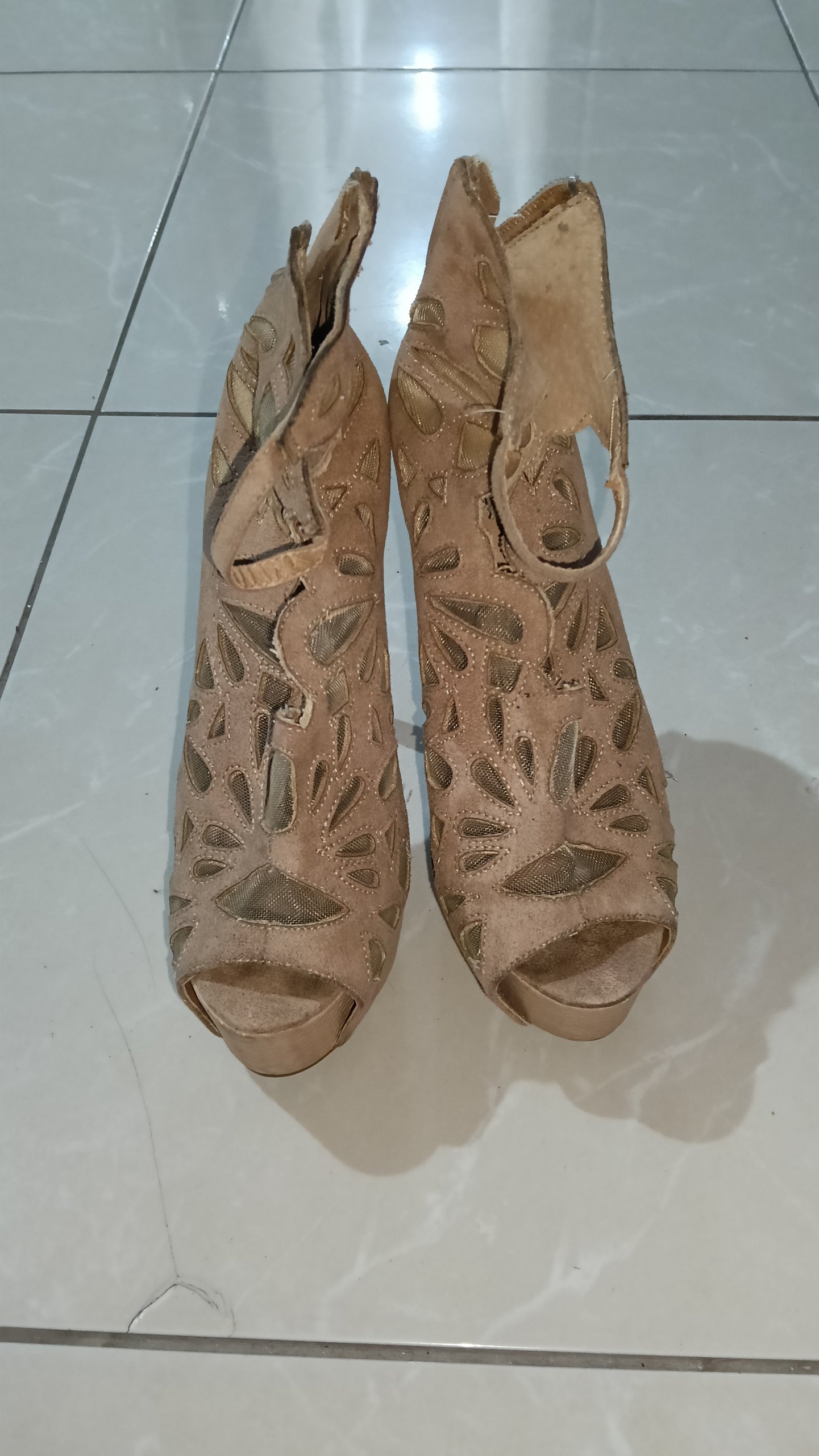 Tacones Beige Marca Bebé en Buen Estado