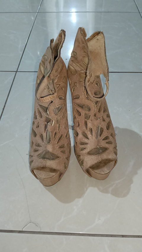 Tacones Beige Marca Bebé en Buen Estado