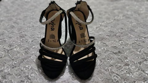 Zapatillas negras con tiras