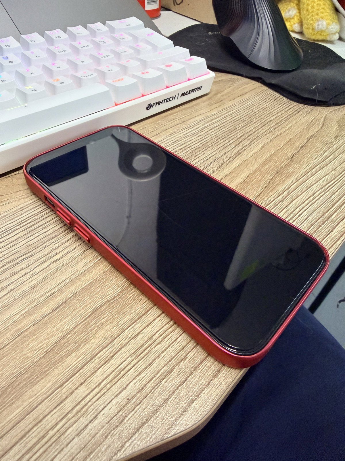 iPhone 15 Negro 128 GB con accesorios y detalles visibles