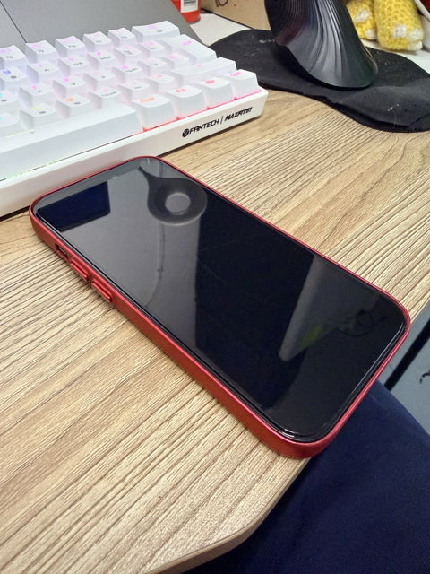 iPhone 15 Negro 128 GB con accesorios y detalles visibles