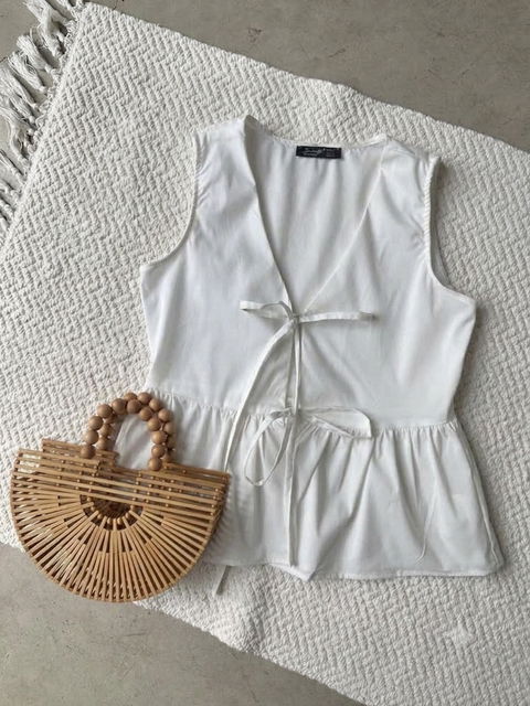 Blusa blanca de lazos ajustables