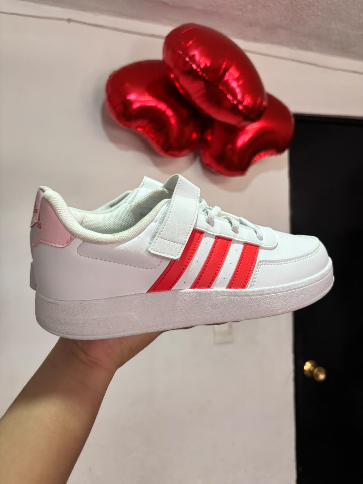 Tenis Adidas BREAKNET Originales Color Blanco con Detalles Rojos - Nuevos