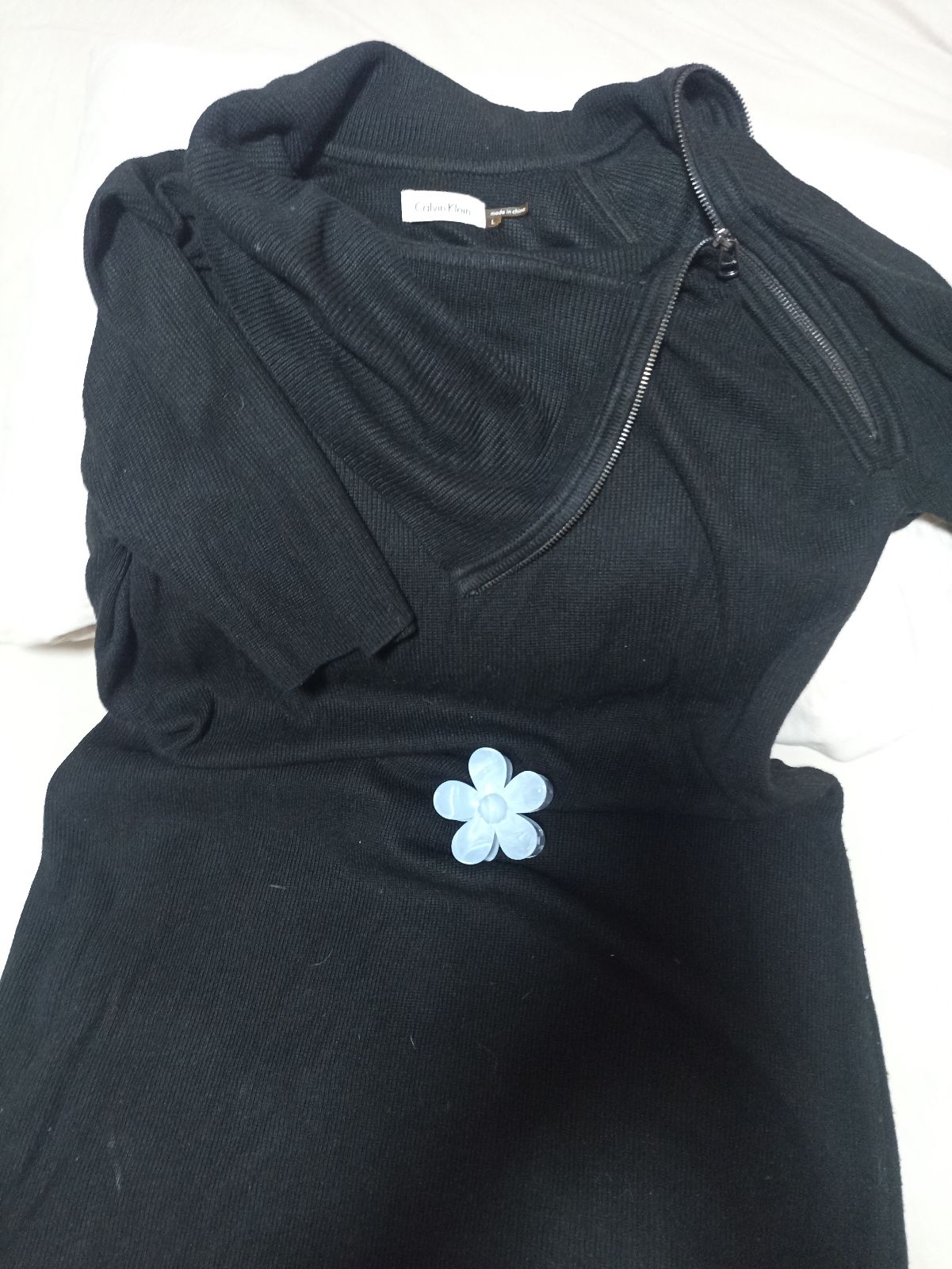 Vestido negro de cuello muy elegante 