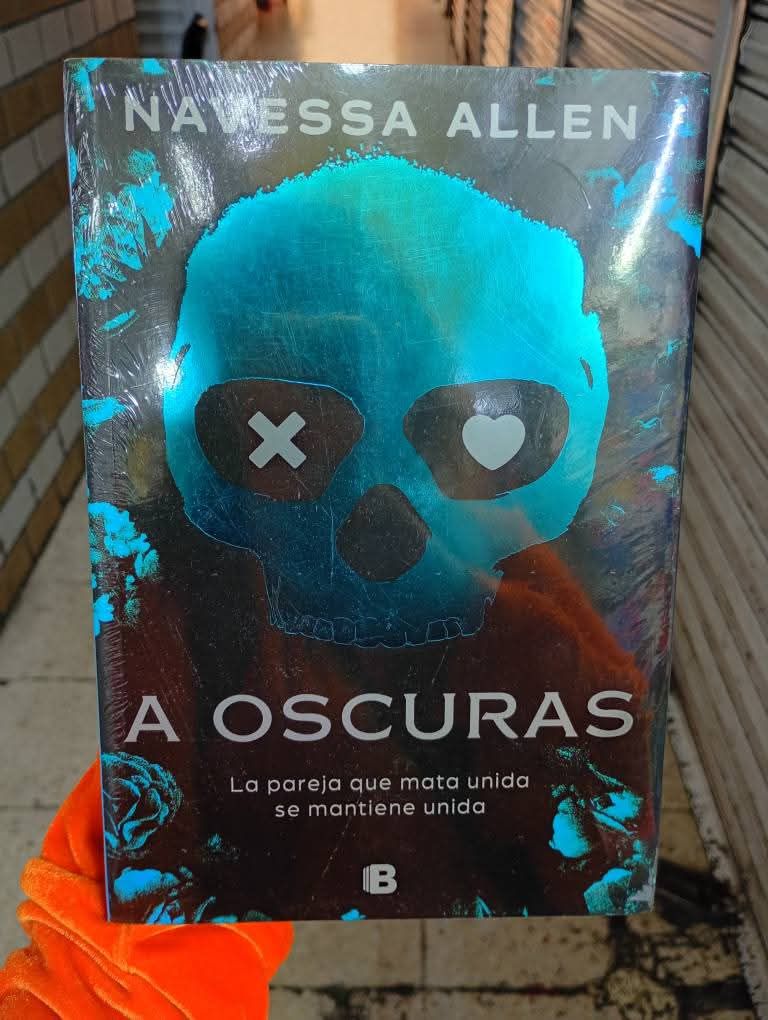 Libros de Navessa Allen: A Oscuras, De Rodillas y Con Todo