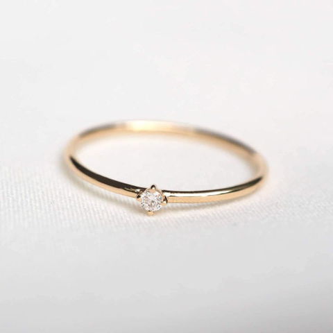 Anillo de oro con diamante brillante