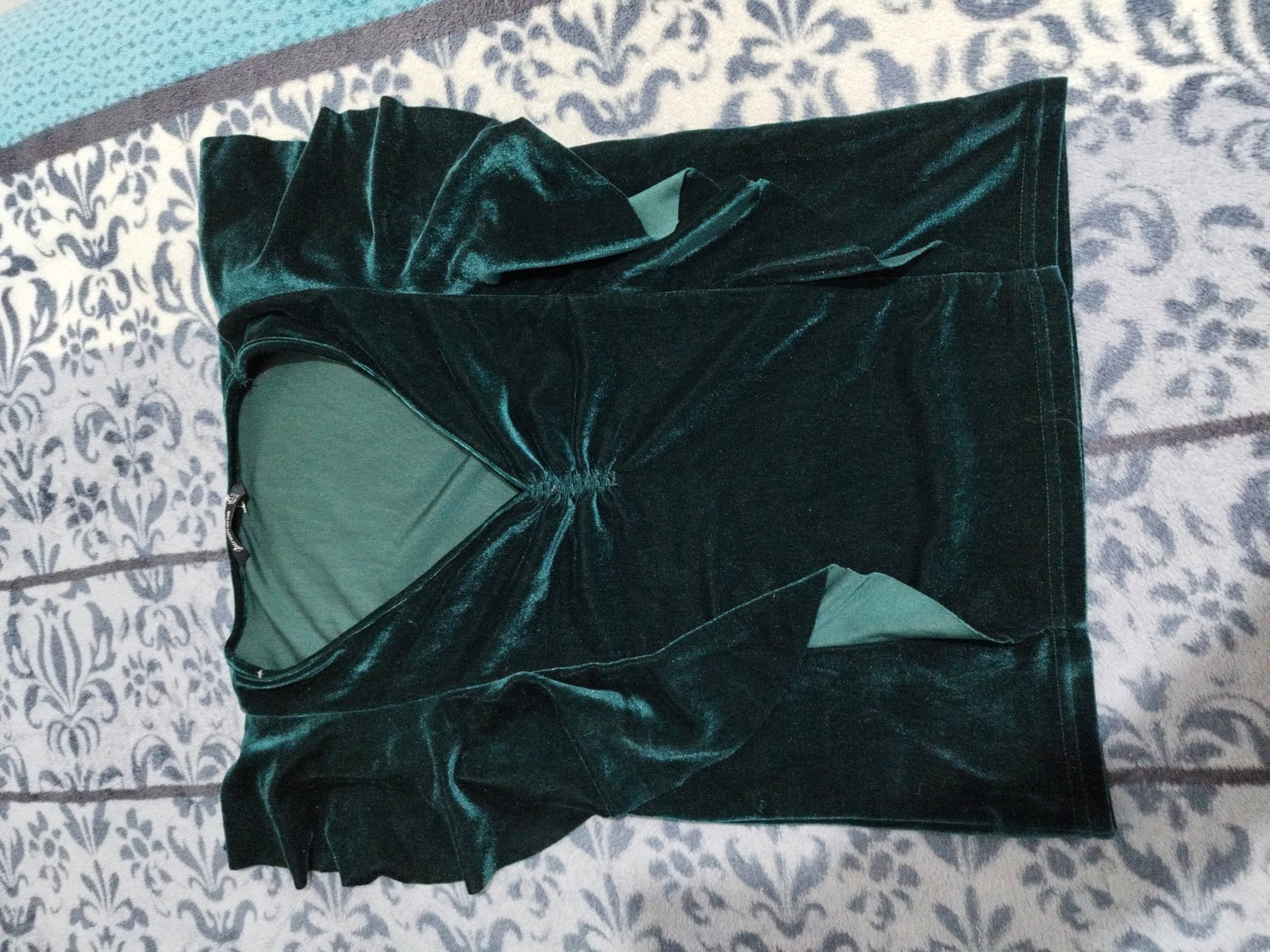 Blusa de Terciopelo Verde con Olanes - stradivarius