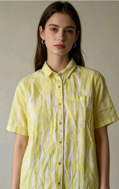 Camisa amarilla de manga corta con estampado