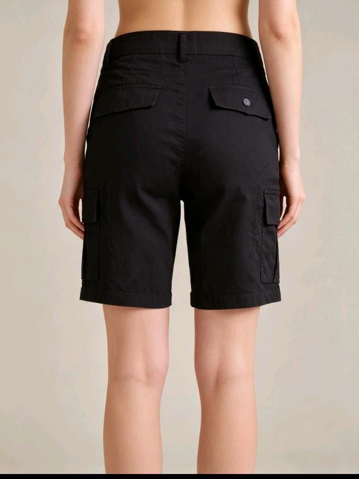 Shorts de mujer color negro con bolsillos