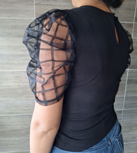 Blusa negra con transparencia cuadrículado fresca