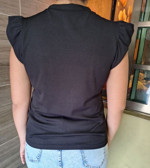 Blusa negra con olanes