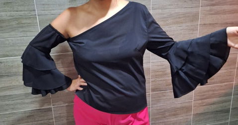 Blusa negra con olanes