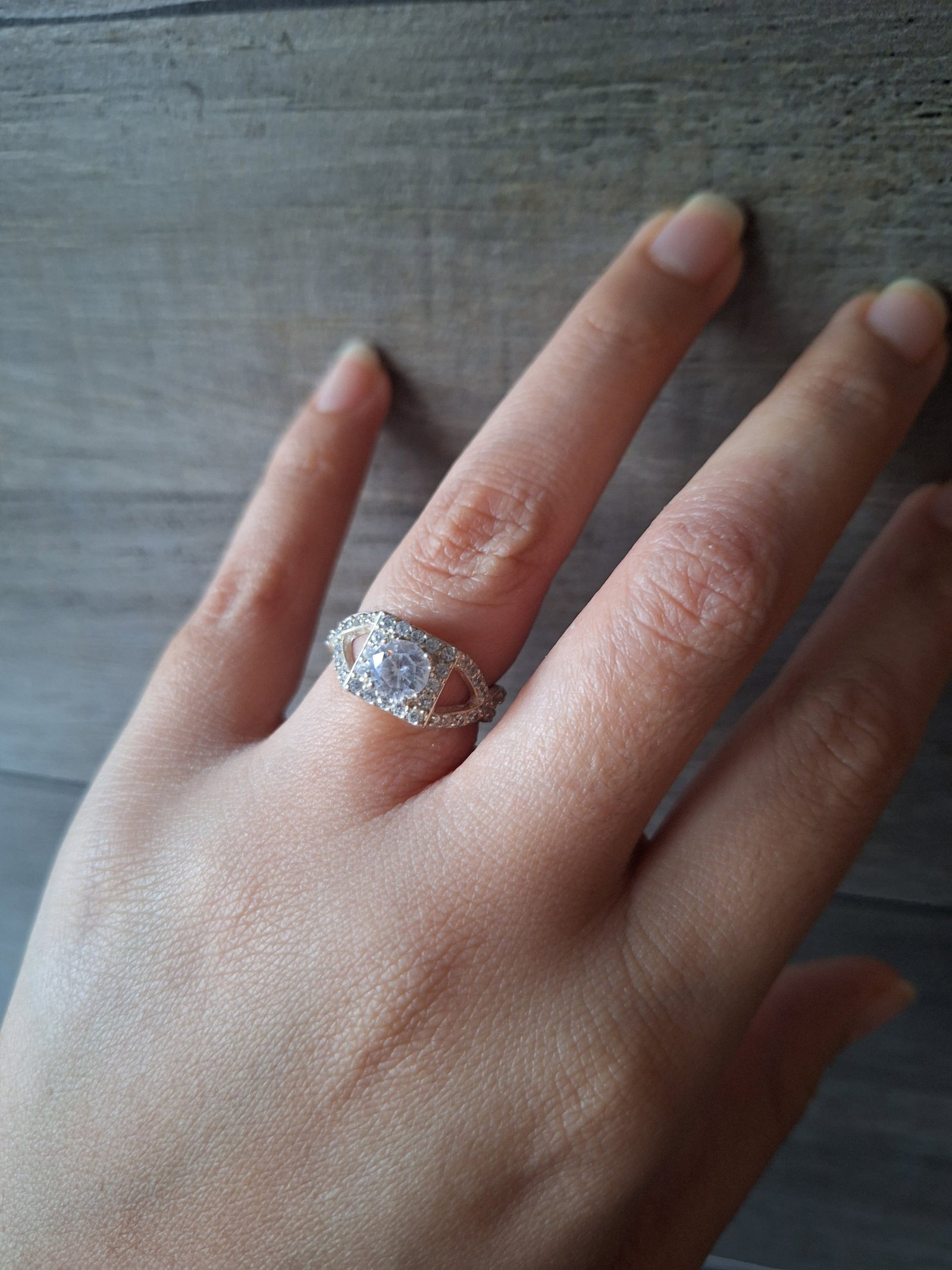 Anillo de Plata 925 con Circonia Grande y Detalles Brillantes