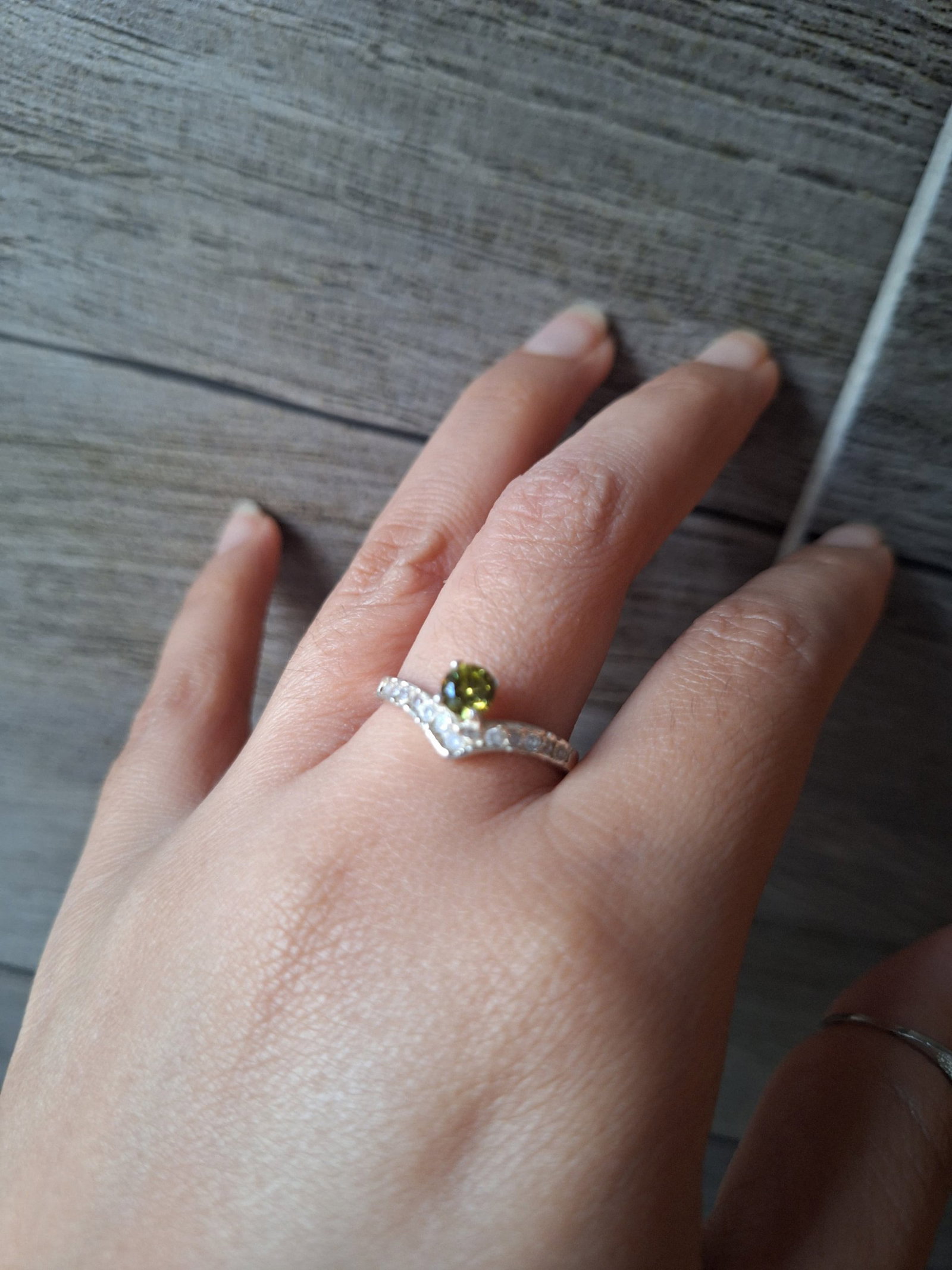 Anillo de Compromiso con Piedra Verde Claro - Talla 8