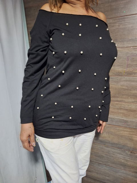 Blusa negra con perlas al frente y cuello de ojal