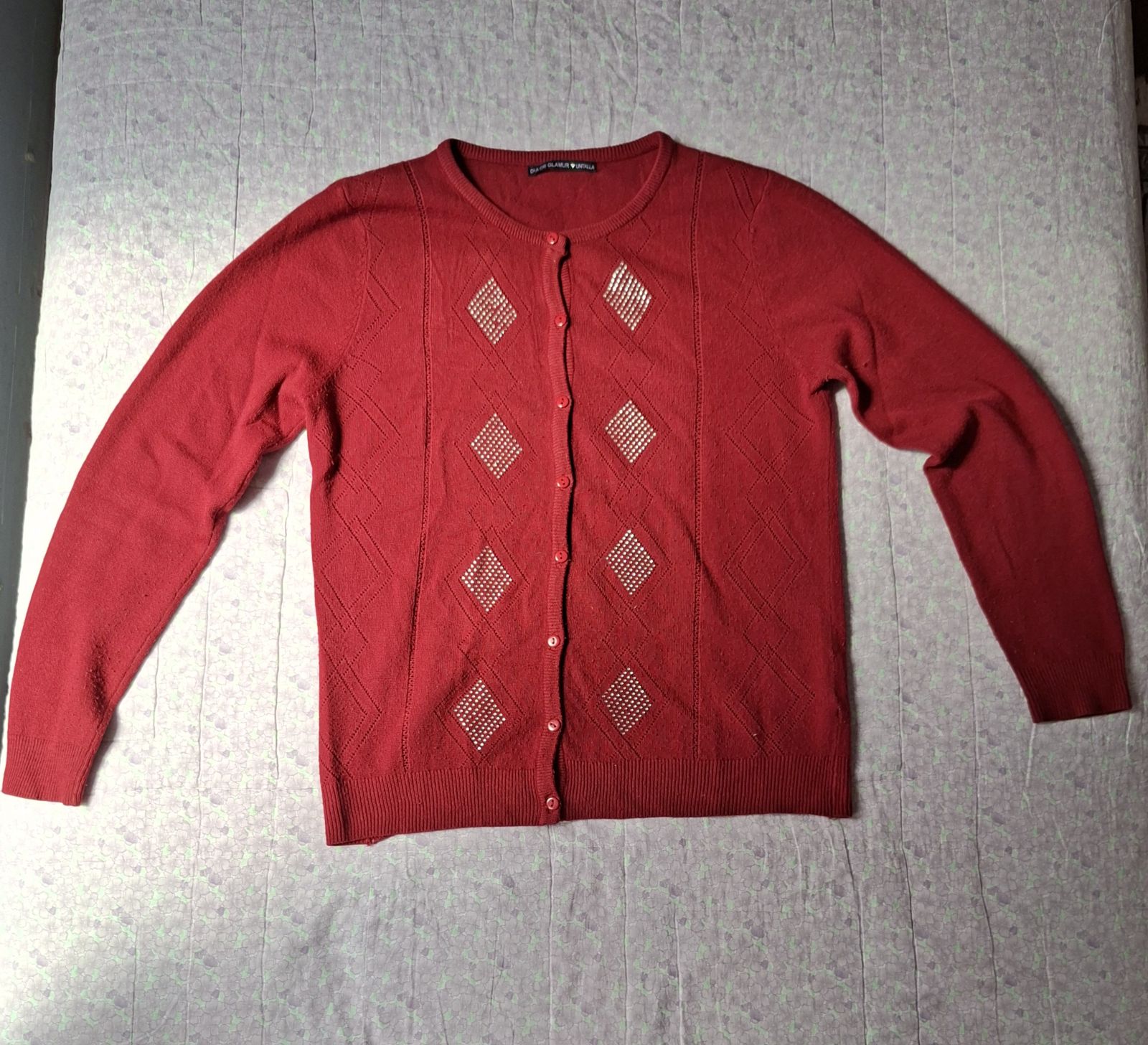 Suéter rojo de mujer con detalles en relieve