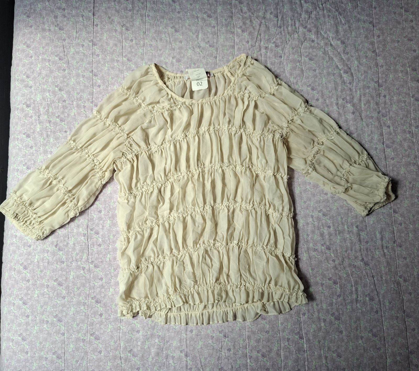 Blusa de manga larga color crema con detalles fruncidos
